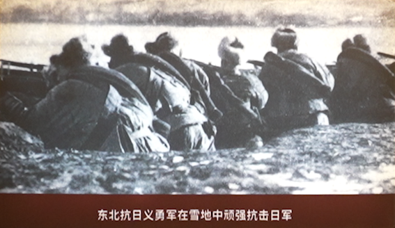 抗日义勇军在雪地中顽强抗击日军。人民网记者 邱宇哲摄