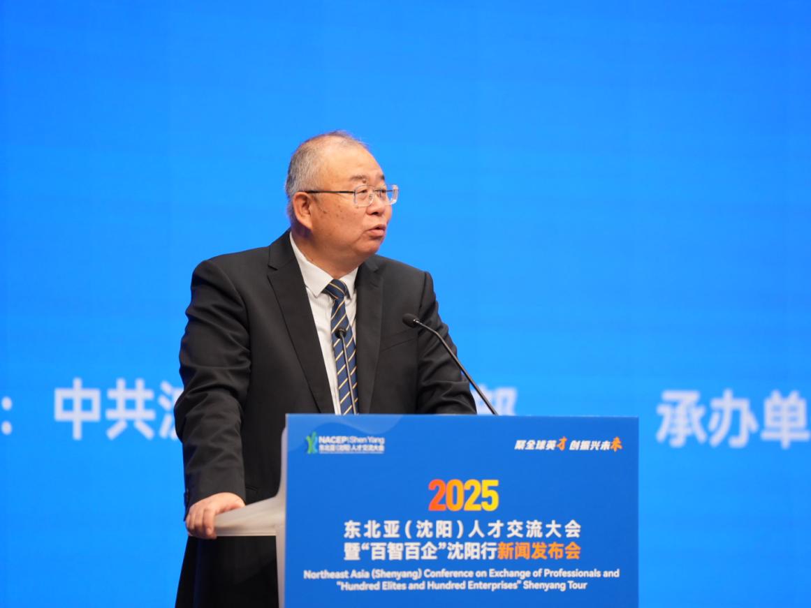 东北大学党委常委、副校长王兴伟介绍第十届国际青年学者论坛情况。人民网记者 邱宇哲摄
